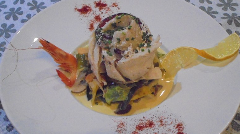 roule-de-merlan-au-lard-sur-fondu-de-poireau-aux-crevettes-1
