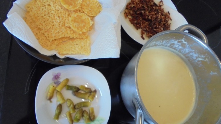 Crème d'asperges au lard et tuile de comté (22)