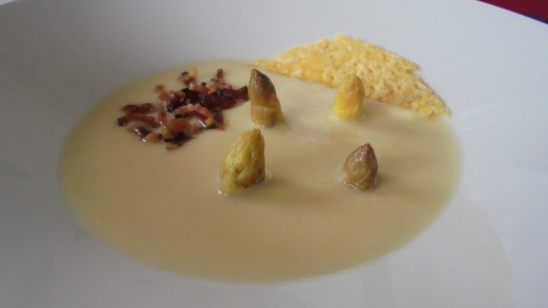 Crème d'asperges au lard et tuile de comté (25)
