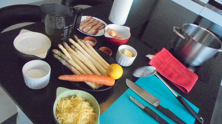 Crème d'asperges au lard et tuile de comté (3)